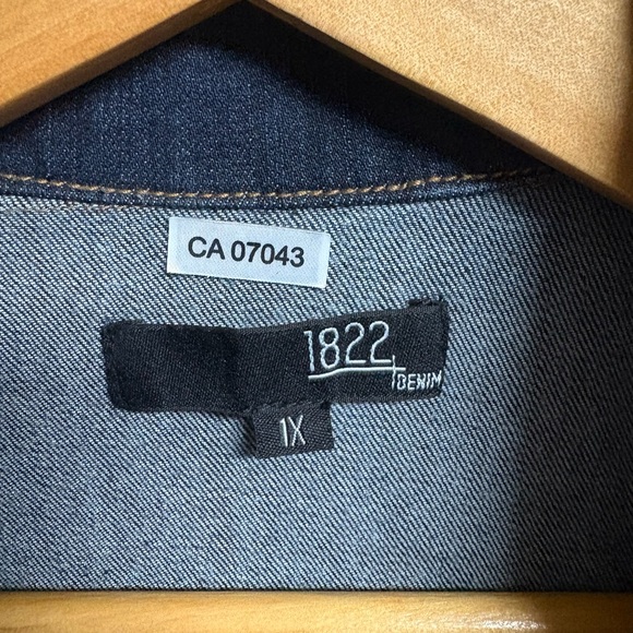 1822 Denim Two-Tone Blue Jean Jacket - Picture 3 of 4